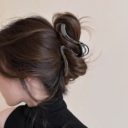 Geometric Metal Wave Hair Claw Clip view 3