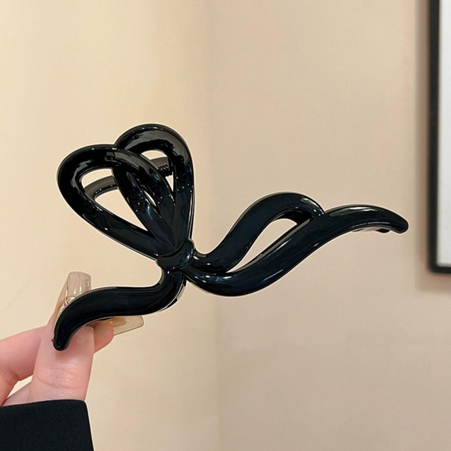 Sculpted Line Hair Claw Clip view 10