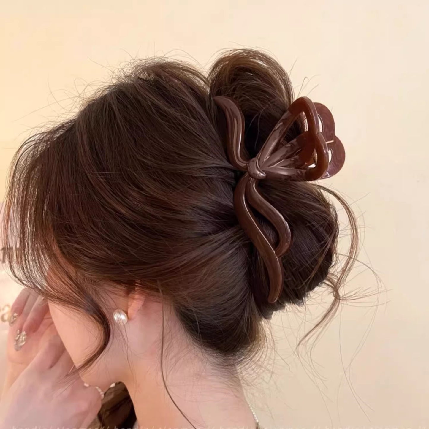 Sculpted Line Hair Claw Clip view 3