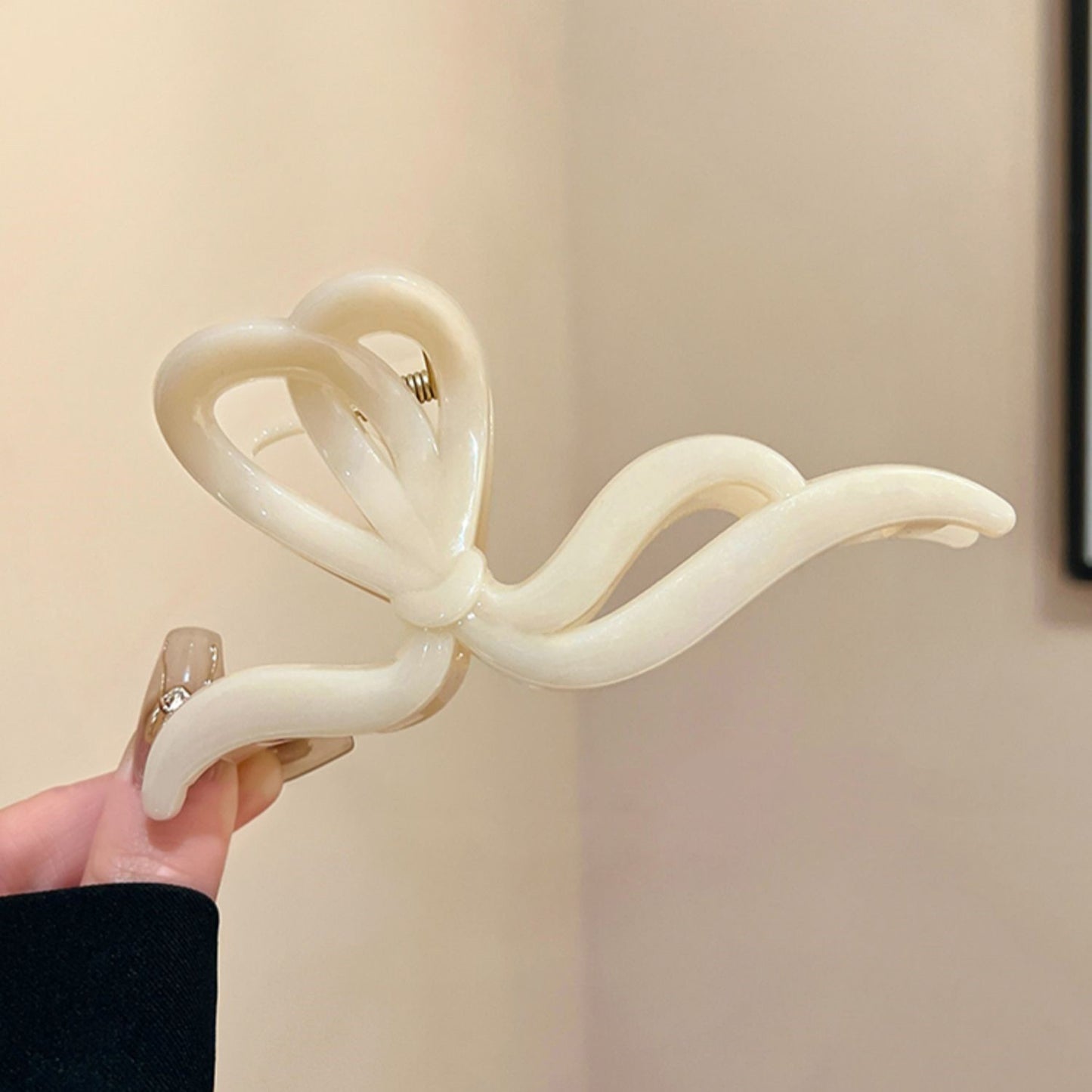 Sculpted Line Hair Claw Clip view 6