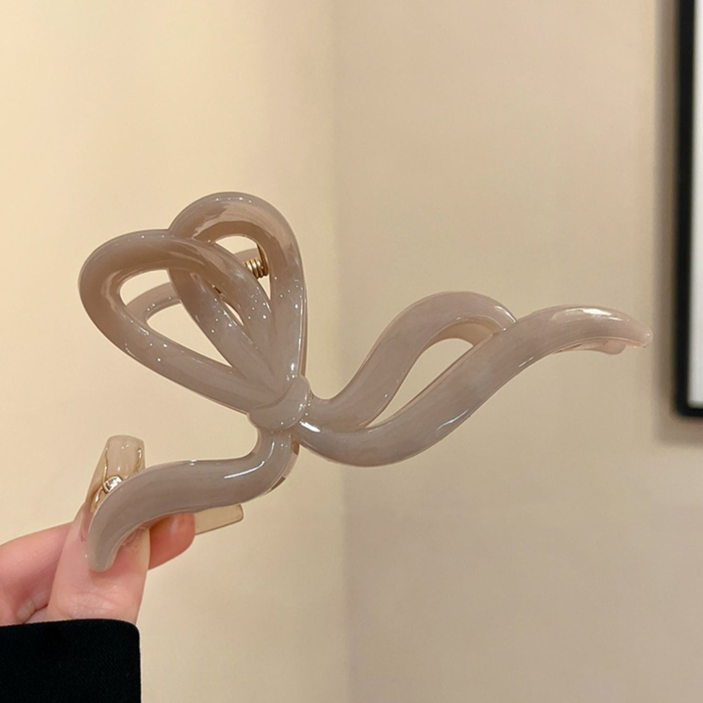 Sculpted Line Hair Claw Clip view 8
