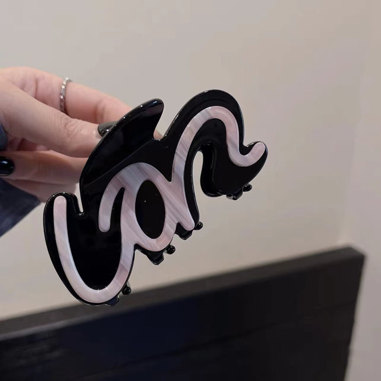 Speckled Wavy Hair Claw Clip view 8