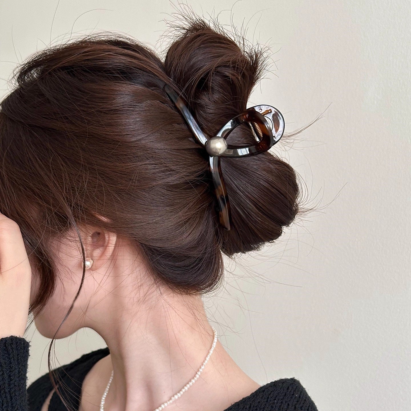 Tortoise Pearl Hair Claw Clip view 3