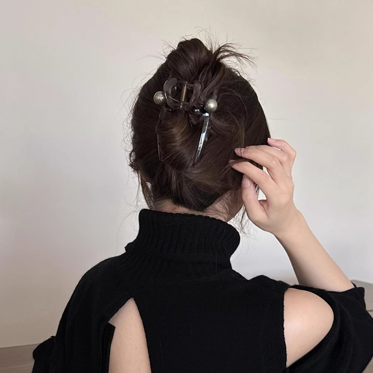 Tortoise Pearl Hair Claw Clip view 4